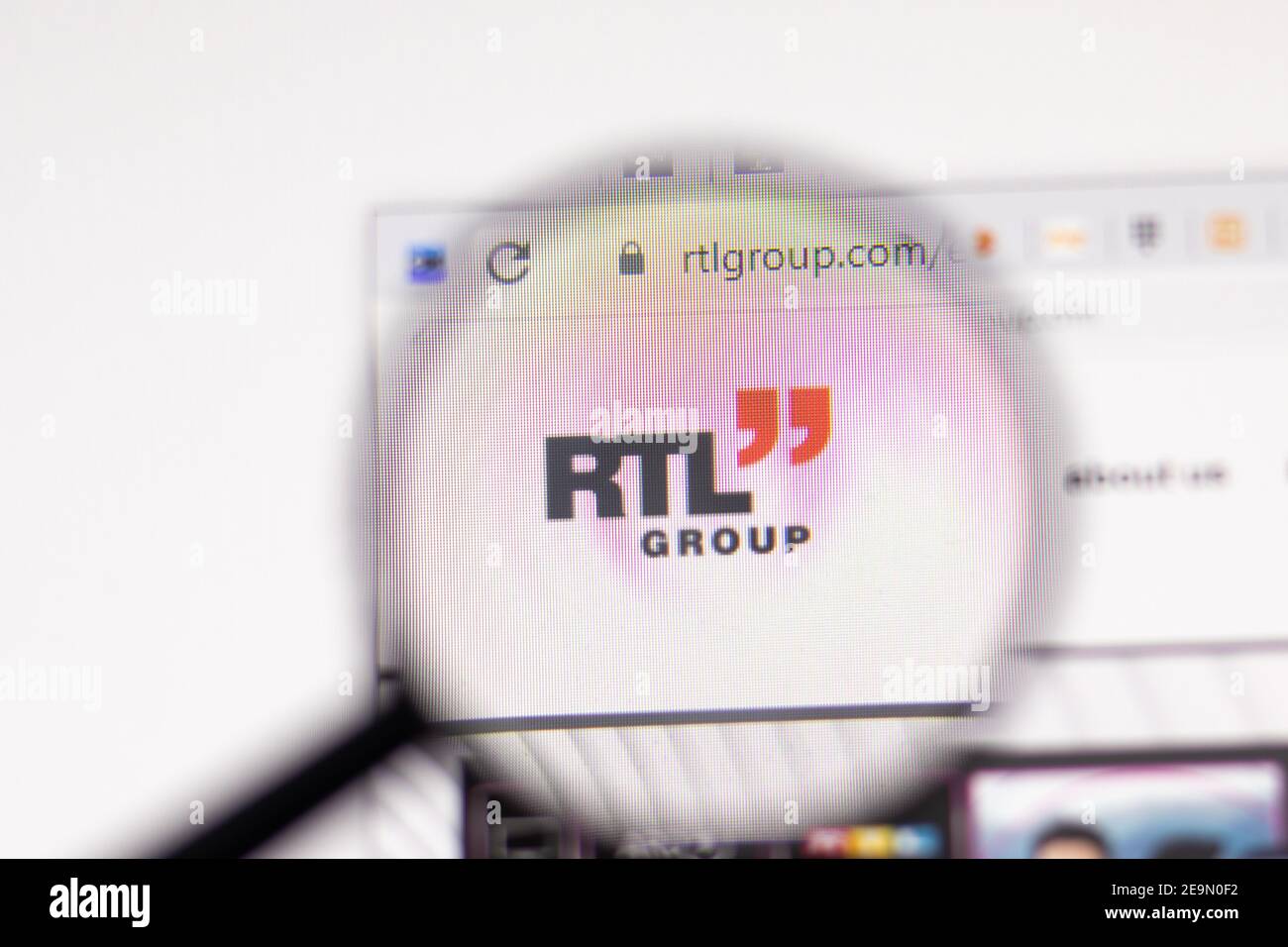 Los Angeles, USA - 1. Februar 2021: Webseite der RTL Group. RTLgroup.com Logo auf dem Display, illustrative Editorial Stockfoto