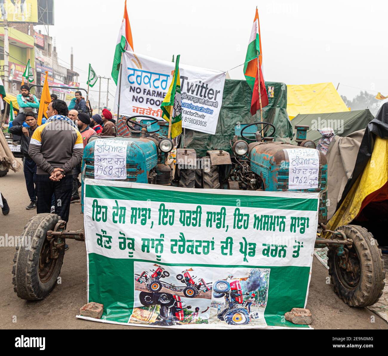 Ein Oldtimer-Traktor während der Bauerndemonstration an der Grenze zu Singhu. Stockfoto