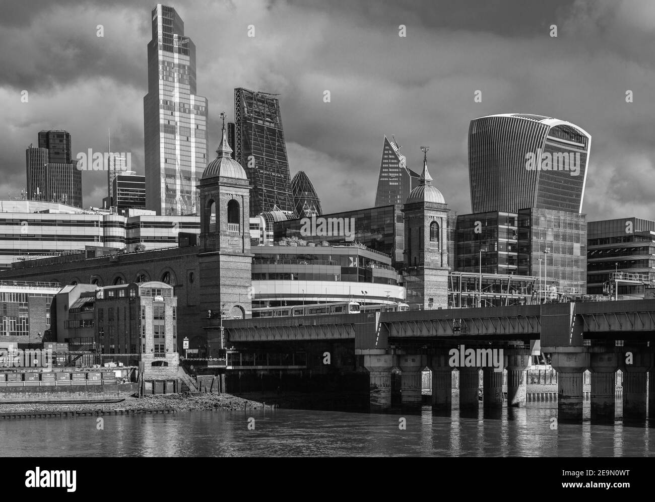 Ein monochromer Blick auf die City of London. Stockfoto