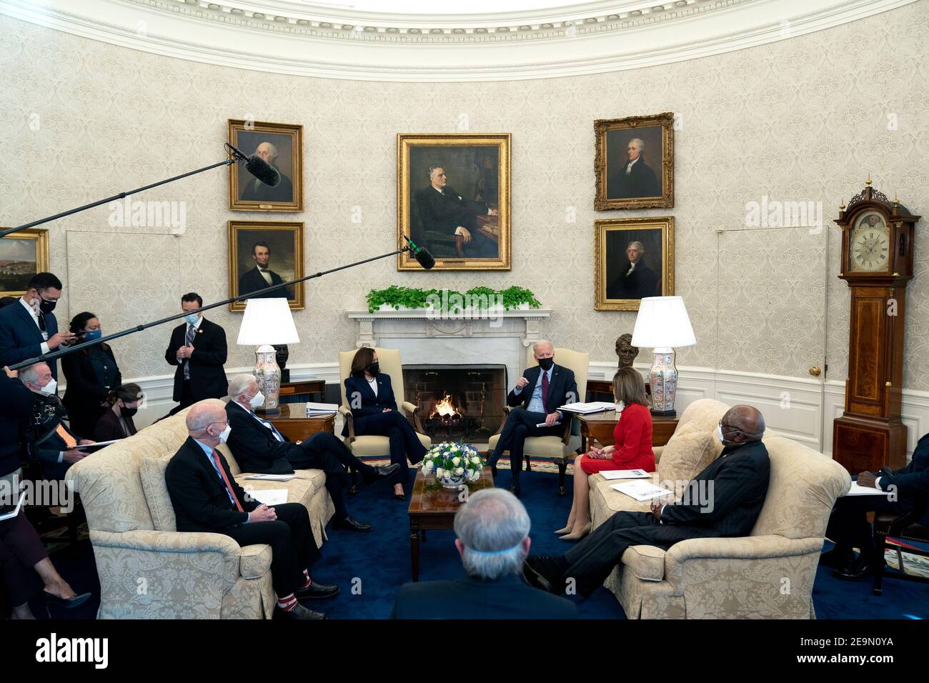 US-Präsident Joe Biden, Mitte rechts, und Mehrheitsgewichter des US-Repräsentantenhauses James Clyburn (Demokrat von South Carolina), von rechts, Sprecherin des US-Repräsentantenhauses Nancy Pelosi (Demokrat von Kalifornien), Mehrheitsführer des US-Repräsentantenhauses Steny Hoyer (Demokrat von Maryland), Und US-Vertreter Peter DeFazio (Demokrat von Oregon) im Oval Office des Weißen Hauses in Washington am Freitag, 5. Februar 2021. Quelle: Stefani Reynolds/Pool via CNP /MediaPunch Stockfoto