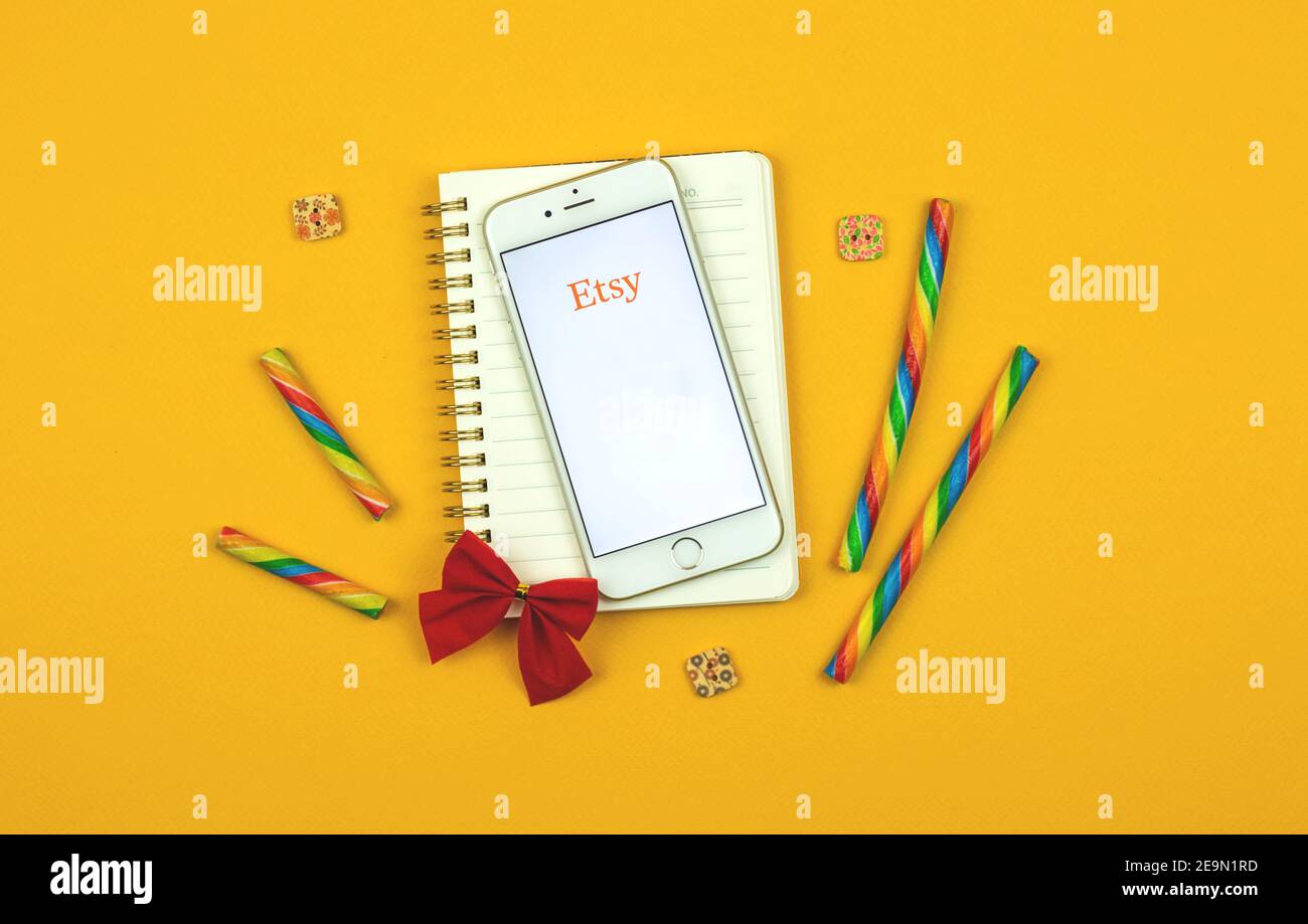 Charkow, Ukraine - 5. Februar 2021: Kreativer Hintergrund der Etsy-Anwendung auf Apple-Smartphone, E-Commerce-Website von handgefertigten Produkten, Logo und Symbol, Stockfoto