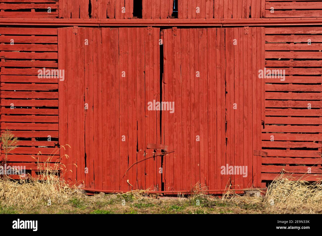 Geschlossene rote Schranktüren. Stockfoto
