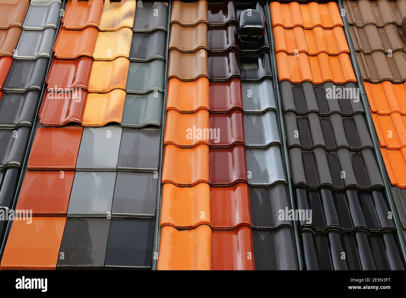 Neue Dachziegel in verschiedenen Farben Stockfotografie - Alamy