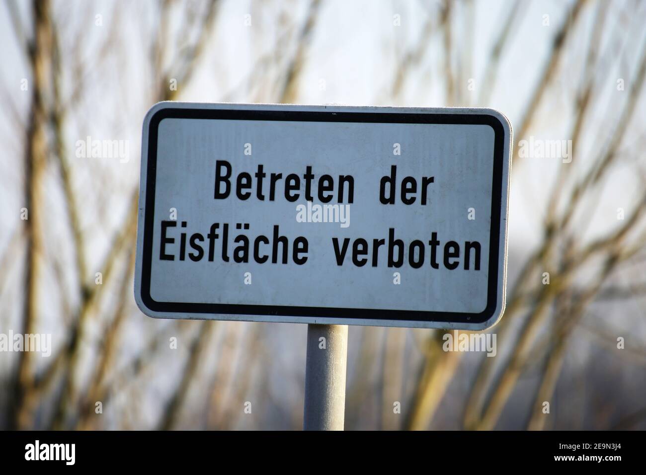 Deutsches Warnschild: Eintritt in den Eisring verboten (Betreten der Eisfläche verboten) Stockfoto