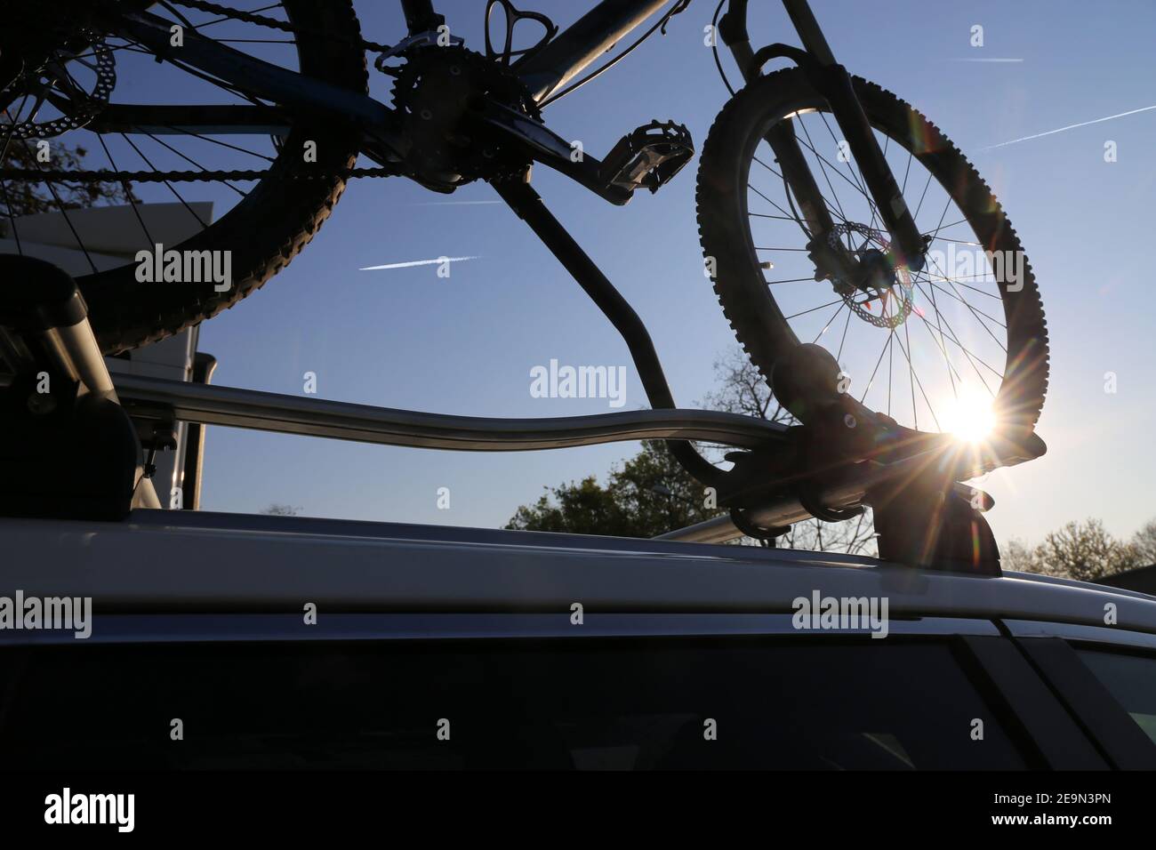 Mountainbike auf dem Dachgepäckträger eines Autos Stockfoto
