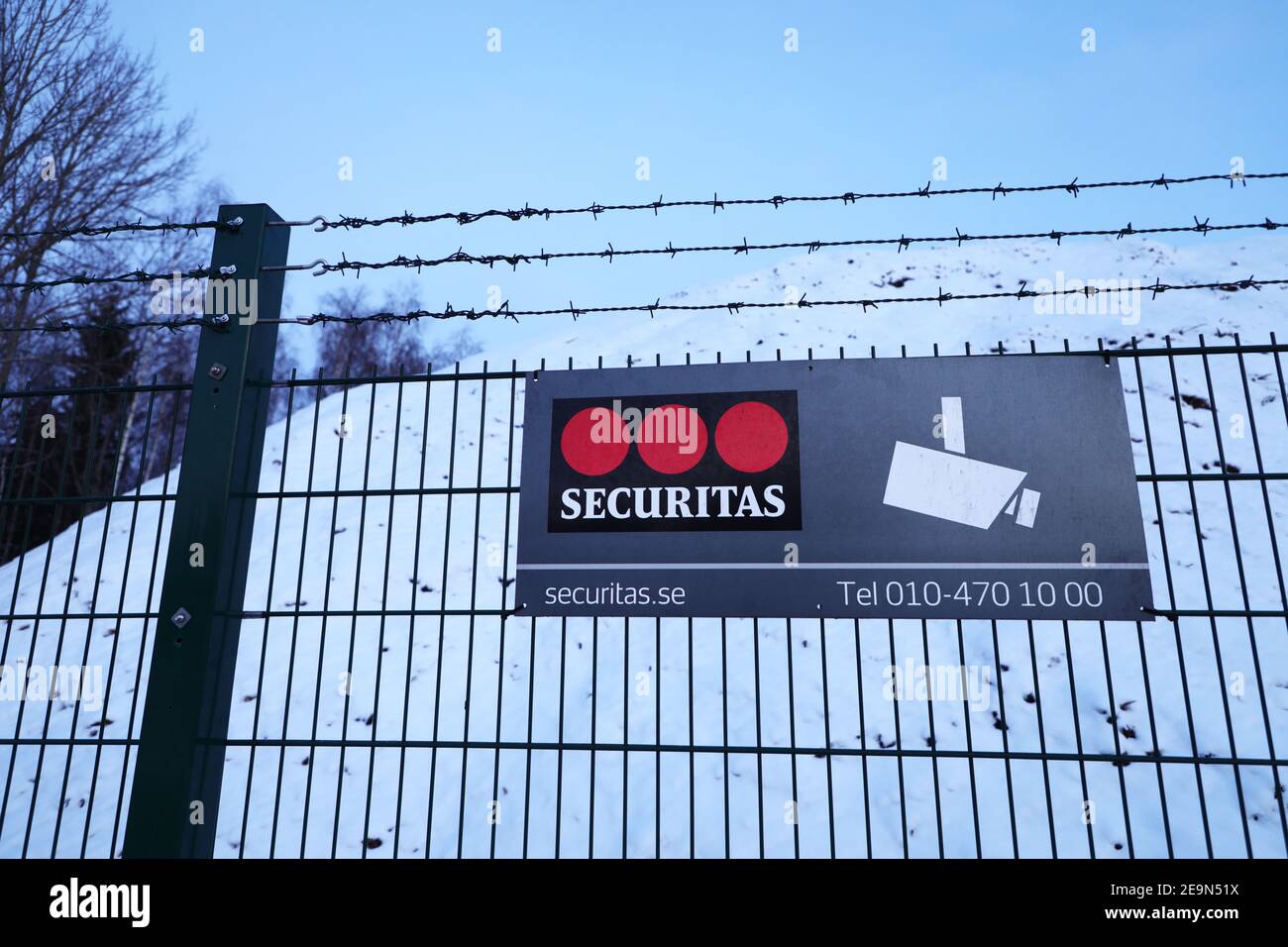 MOTALA, SCHWEDEN- 5. FEBRUAR 2021:Securitas unterschreiben bei einer Industrie. Stockfoto