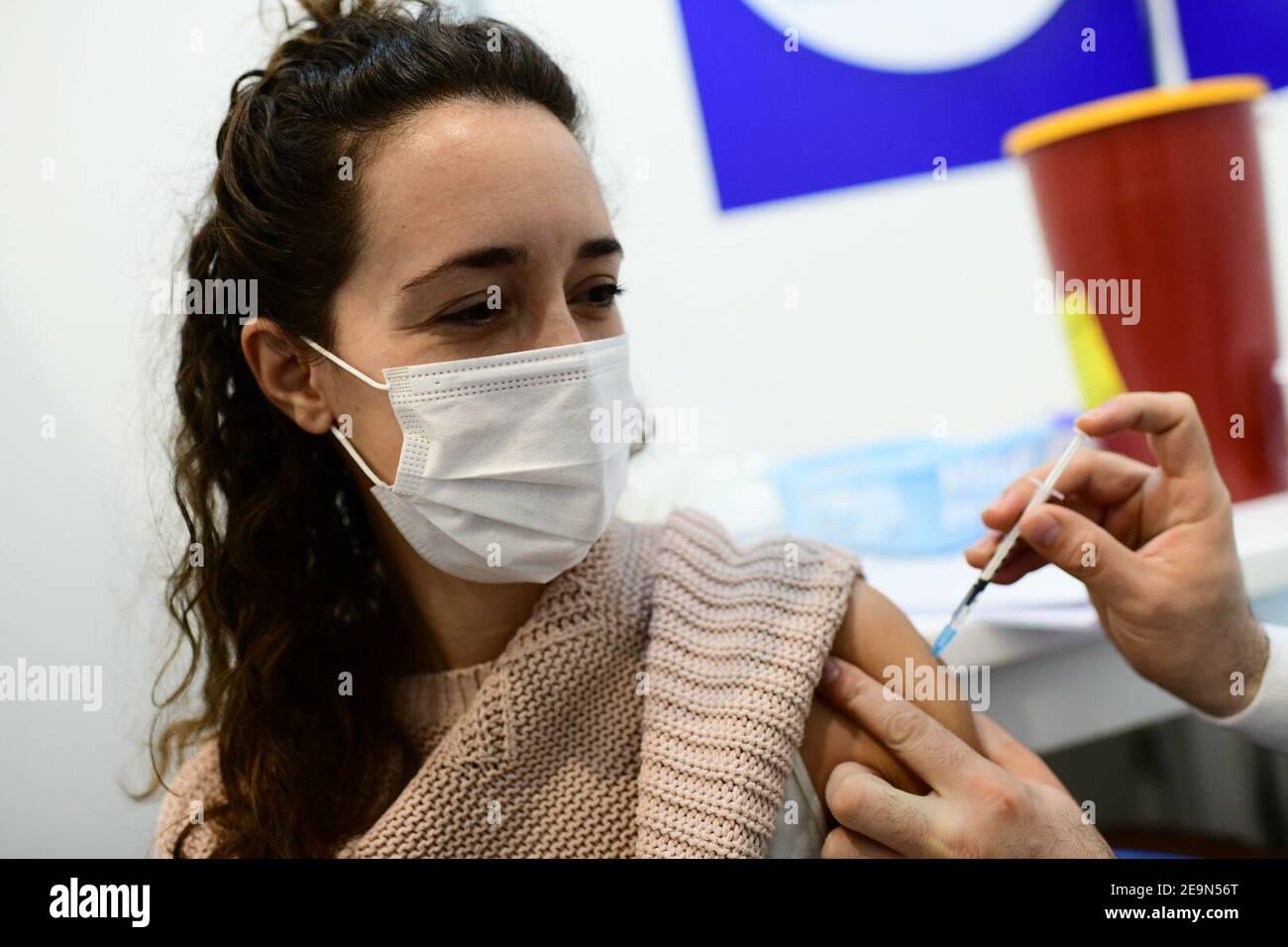 (210205) -- TEL AVIV, 5. Februar 2021 (Xinhua) -- eine israelische Frau erhält am 4. Februar 2021 in einem Gesundheitszentrum in Tel Aviv, Israel, den Impfstoff COVID-19. Seit Beginn der Impfkampagne am 20. Dezember 2020 hat die Zahl der gegen COVID-19 geimpften Menschen in Israel 3,34 Millionen überschritten, das sind 35,9 Prozent der Gesamtbevölkerung. (Tomer Neuberg/JINI über Xinhua) Stockfoto