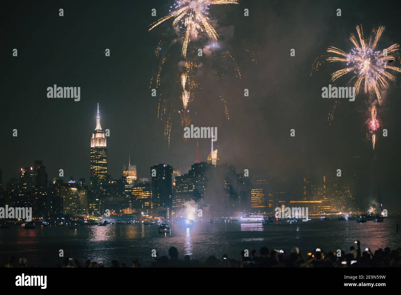 Feenfeuerwerk am Nachthimmel von Manhattan Stockfoto