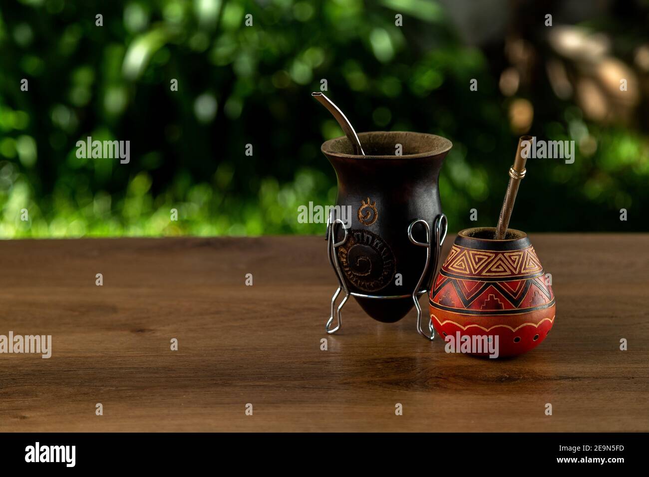 Zwei traditionelle Kumpels aus Kalabash über einem Holztisch im Freien. Speicherplatz kopieren. Kultur südamerikas. Stockfoto