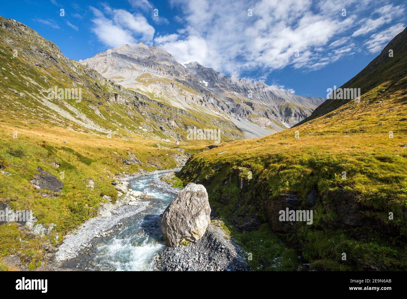 Rock und alpine torrent de la Leisse. Grande Casse Berg. Parc National de la Vanoise. Frankreich. Europa. Stockfoto