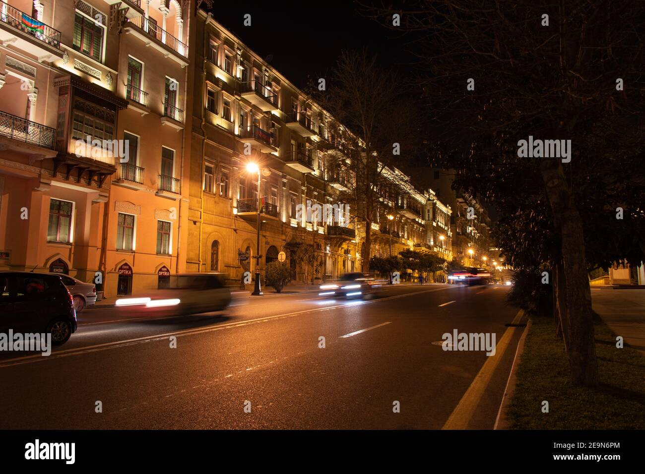 Langzeitfotografie von der Stadtstraße. Schnelles Stadtleben. Baku-Aserbaidschan: Januar 2021 Stockfoto