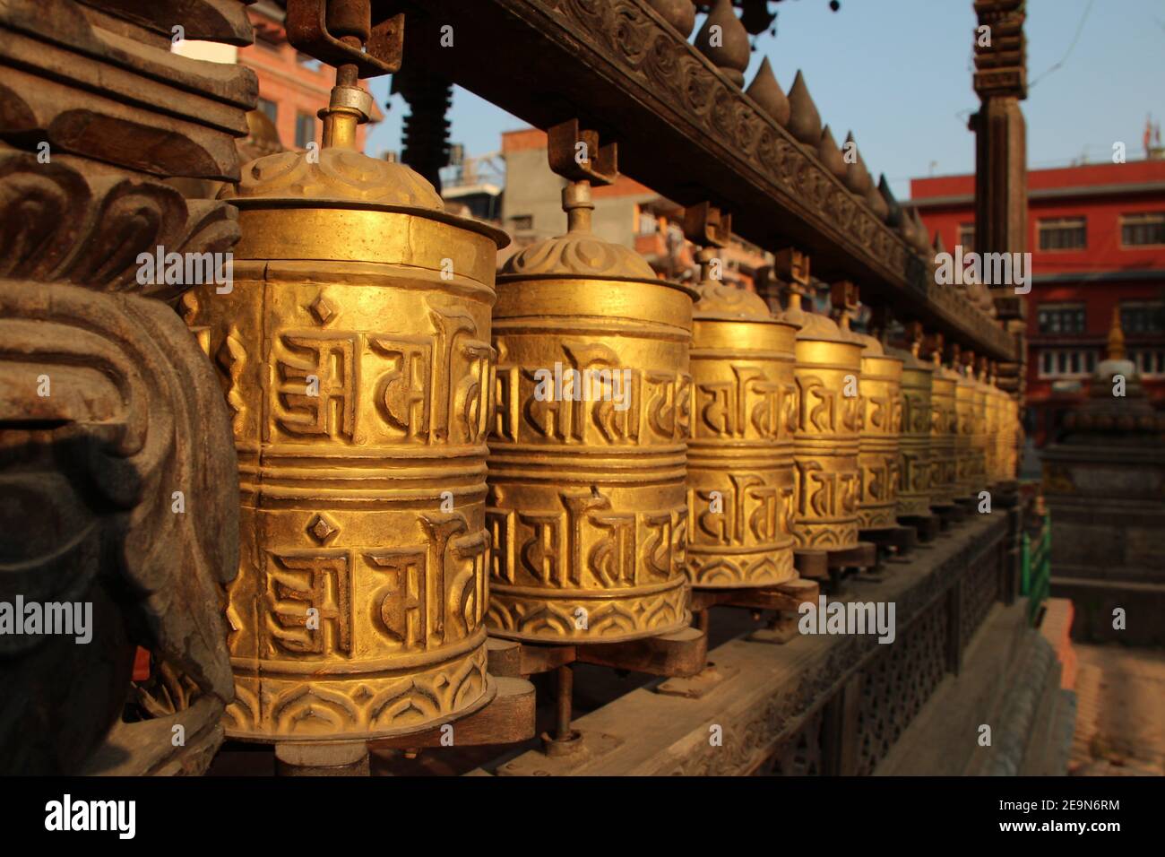 Buddhistische Handgebetträder in Kathmandu bei Boudhanath Stupa, Nepal, Asien Stockfoto