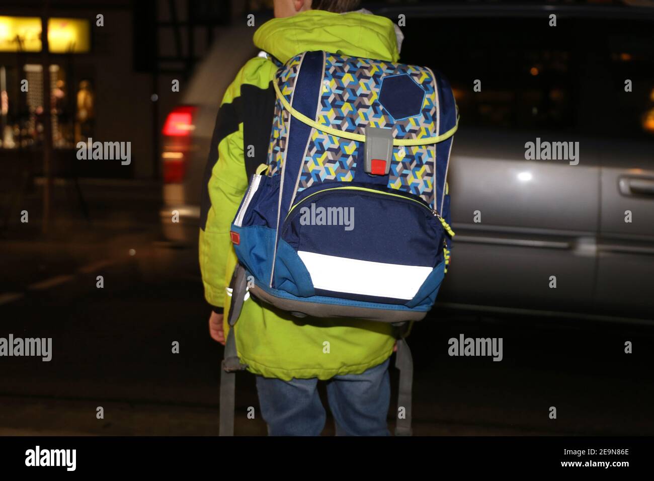 Symbolbild: Schulkind nach Einbruch der Dunkelheit auf dem Weg zur Schule (Modell freigegeben) Stockfoto