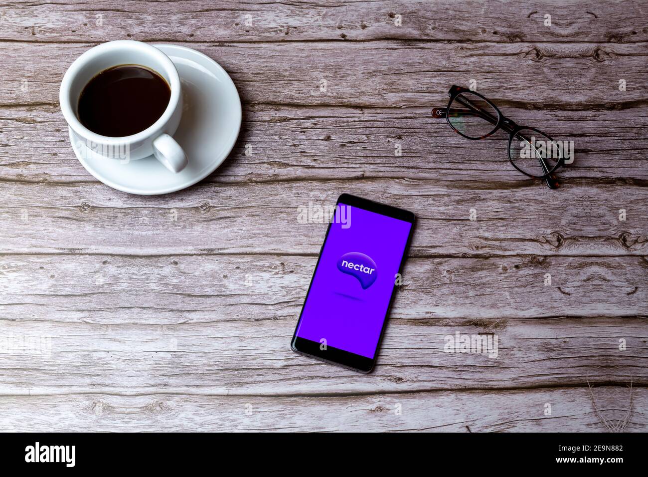 Ein Handy oder Handy auf einem Holz gelegt Tisch oder Schreibtisch bei geöffneter Nector-App Stockfoto