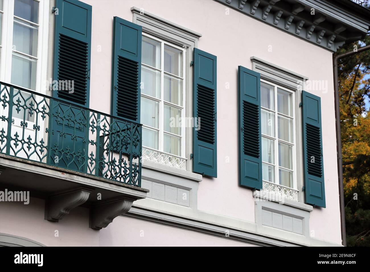 Fenster mit Fensterläden aus Holz Stockfoto