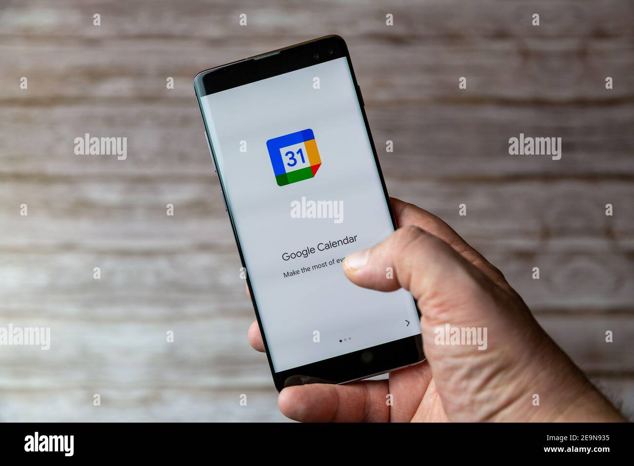 Ein Mobiltelefon oder Mobiltelefon, das/das gehalten wird, zeigt das an Google Kalender App auf dem Bildschirm geöffnet Stockfoto