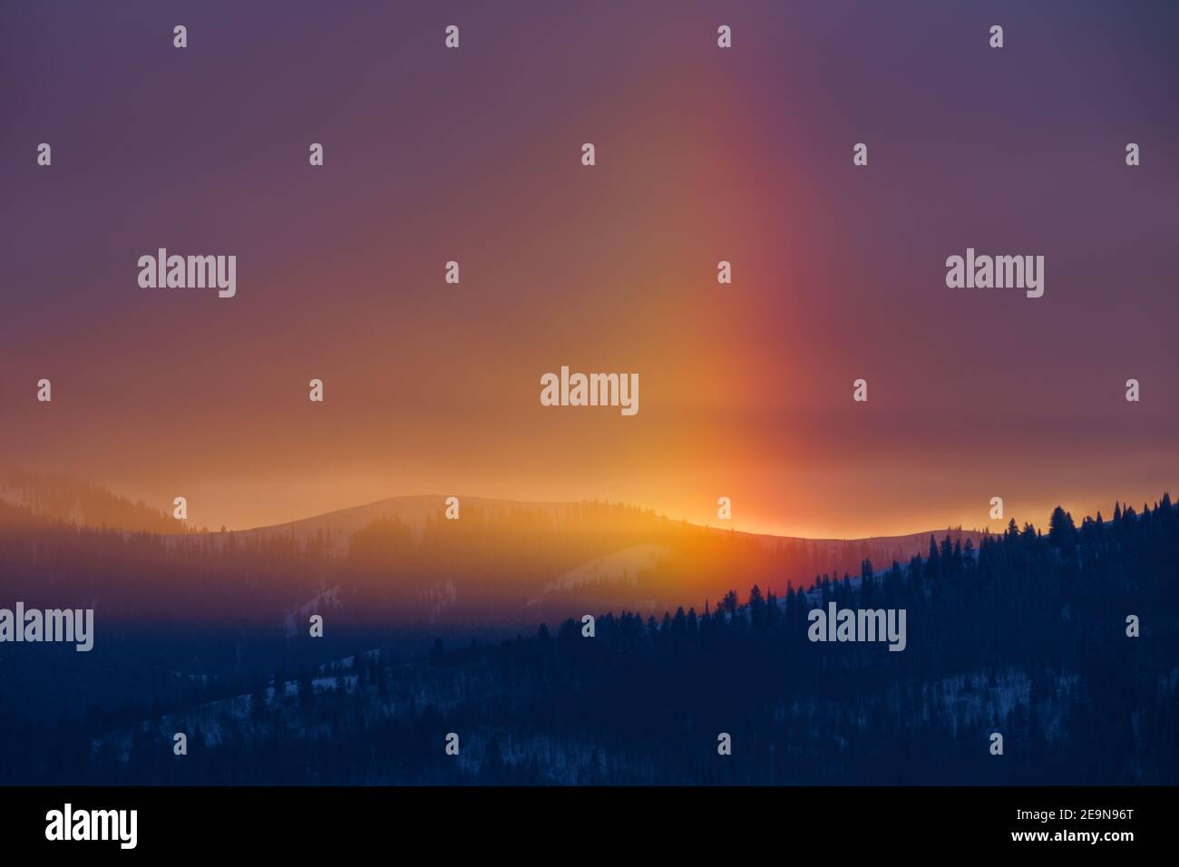 Winter Mountain Rainbow bei Sonnenuntergang in Rolling Big Hole Mountains Idaho Stockfoto