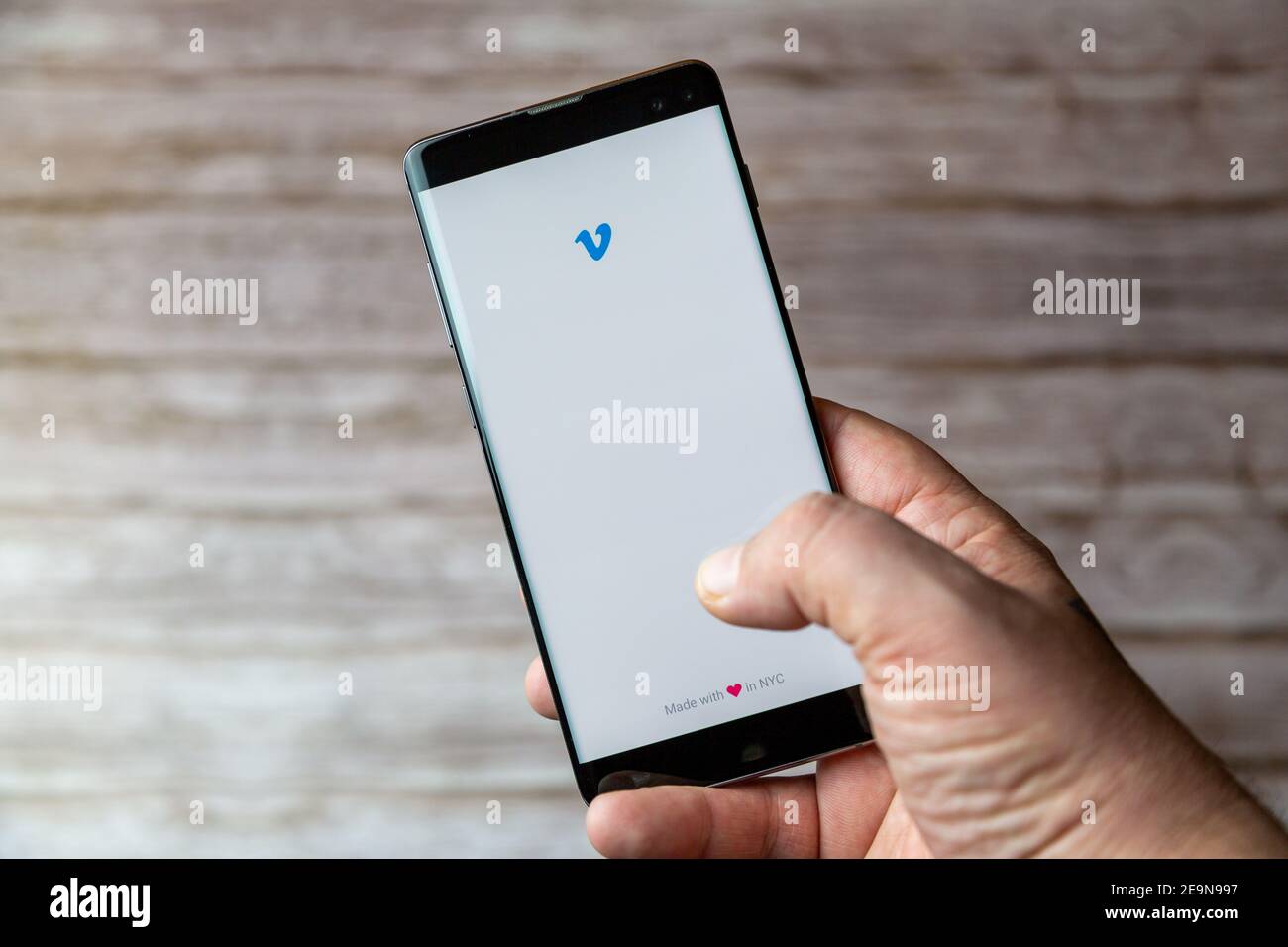 Ein Mobiltelefon oder Mobiltelefon, das/das gehalten wird, zeigt das an Venmo App auf dem Bildschirm geöffnet Stockfoto