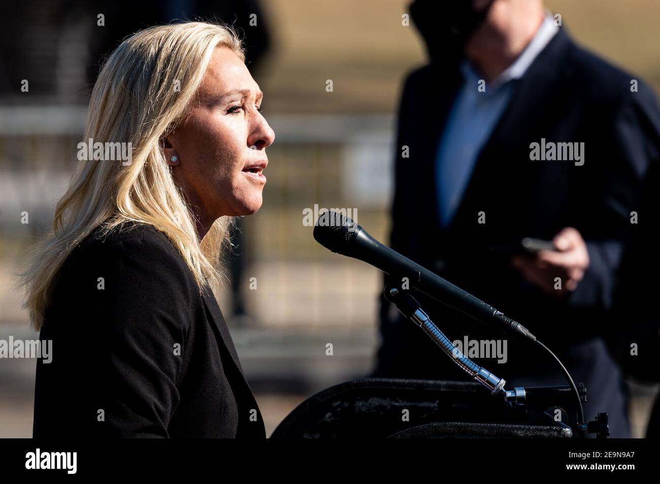 US-Repräsentantin, Marjorie Taylor Greene (R-GA) bei einer Pressekonferenz direkt vor dem Kapitol im House Triangle. Stockfoto