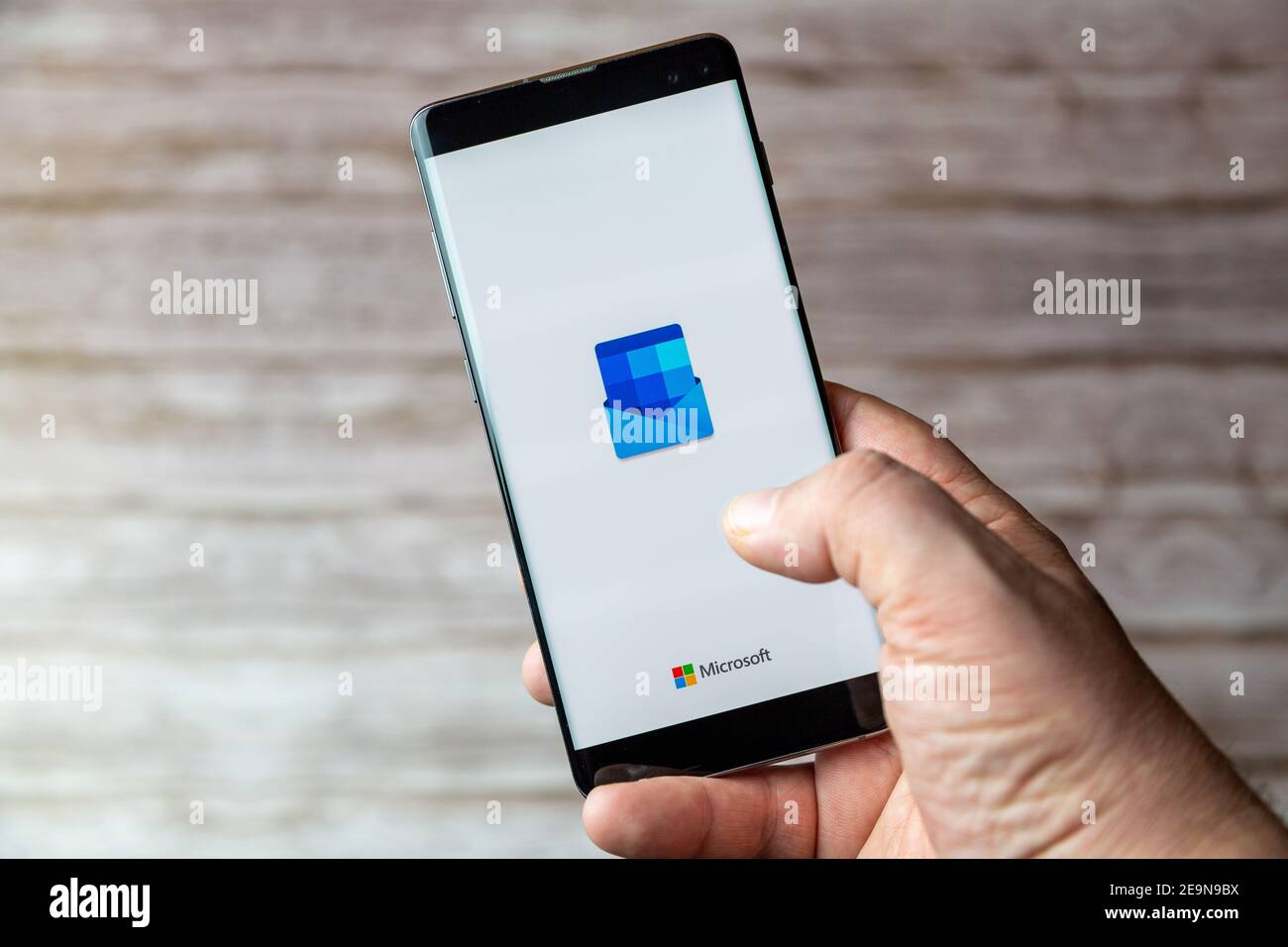 02-05-2021 Portsmouth, Hampshire, UK EIN Mobiltelefon oder Handy gehalten wird, zeigt die Microsoft Outlook-App auf dem Bildschirm geöffnet Stockfoto