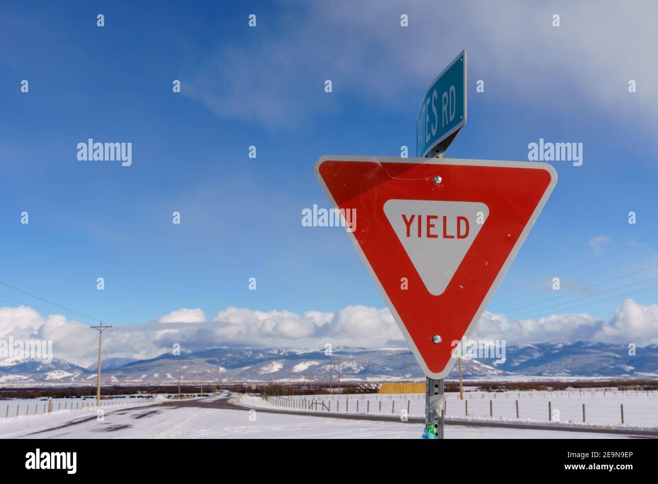 Ertragszeichen in Teton Valley Idaho mit Himmel und Schnee Winterhintergrund Stockfoto