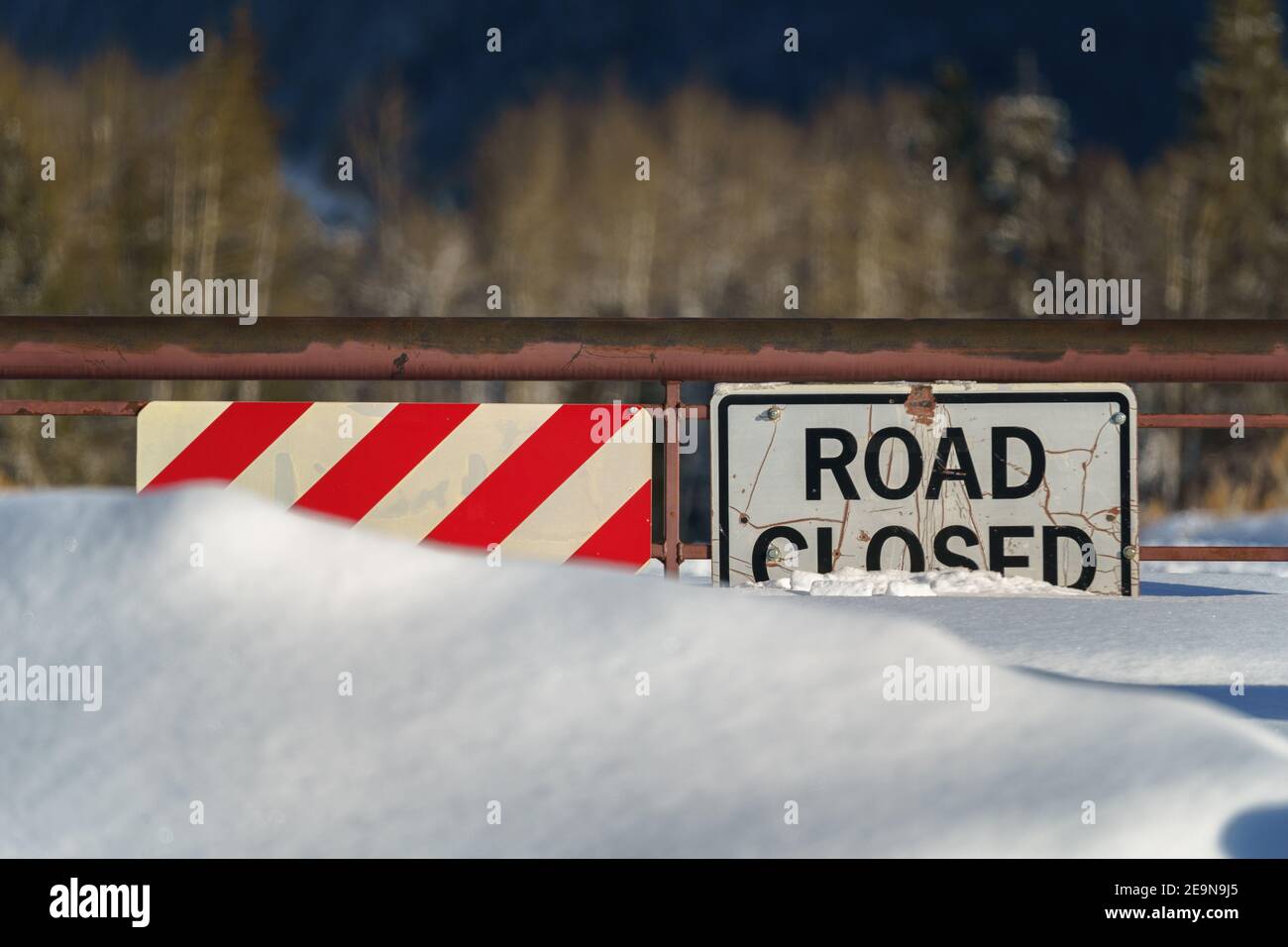 Straße gesperrt Verkehrszeichen wegen tiefem Schnee Stockfoto