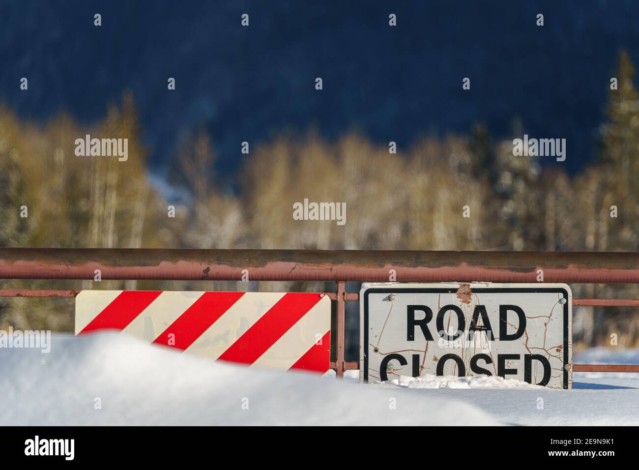 Straße gesperrt Verkehrszeichen wegen tiefem Schnee Stockfoto