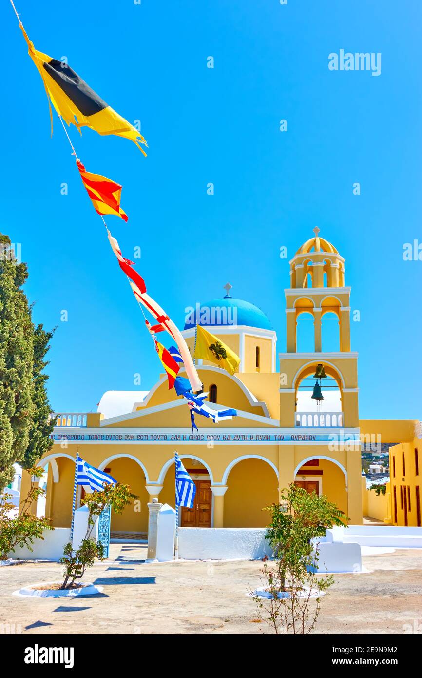 St. George Kirche (Ekklisia Agios Georgios) in Oia auf der Insel Santorini, Griechenland. Griechische Architektur Stockfoto