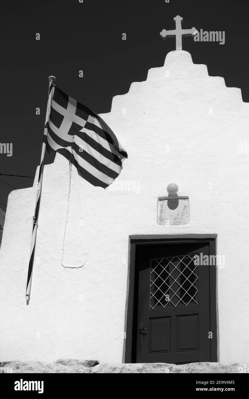 Orthodoxe Kirche mit griechischer Flagge, Mykonos Insel, Griechenland. Schwarz-Weiß-Architekturfotografie Stockfoto