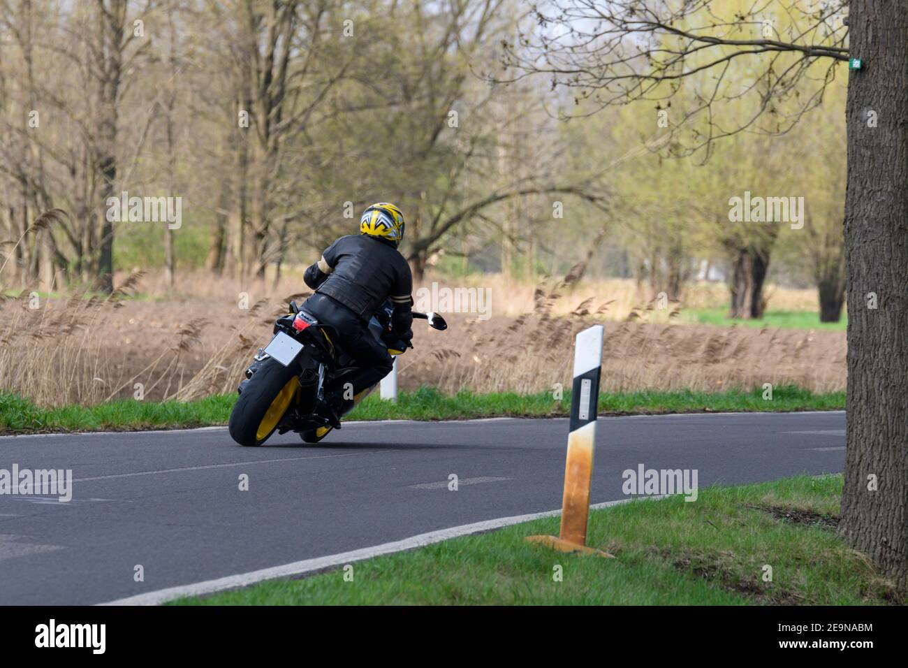 Motorradfahrer fährt sehr sportlich um eine Kurve auf einem Land Straße Stockfoto