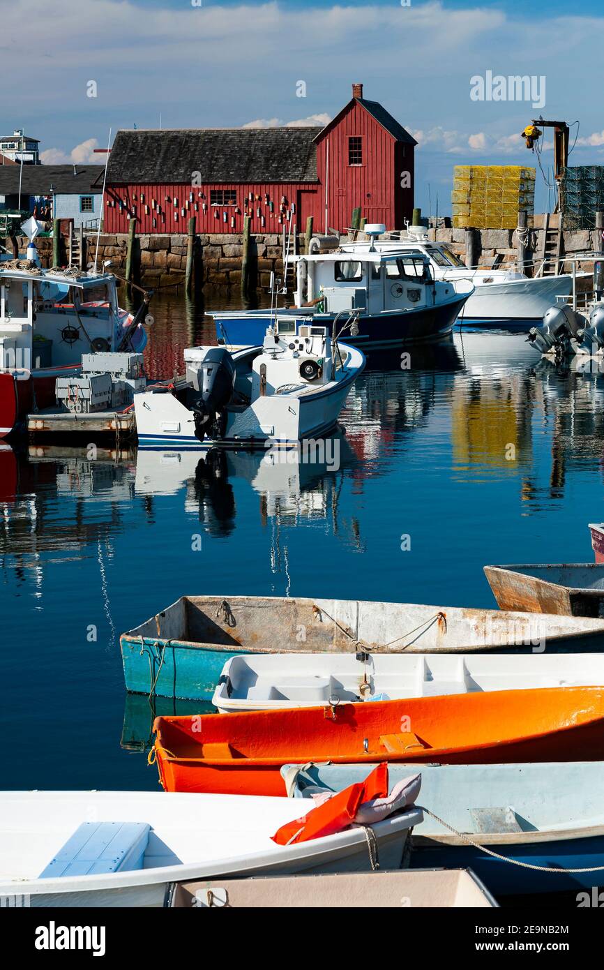 Künstler und Touristen aus aller Welt, um die klassische rote Fischerhütte, die als Motif #1 im Rockport Harbour bekannt ist, mit bunten Booten zu malen und zu fotografieren. Stockfoto