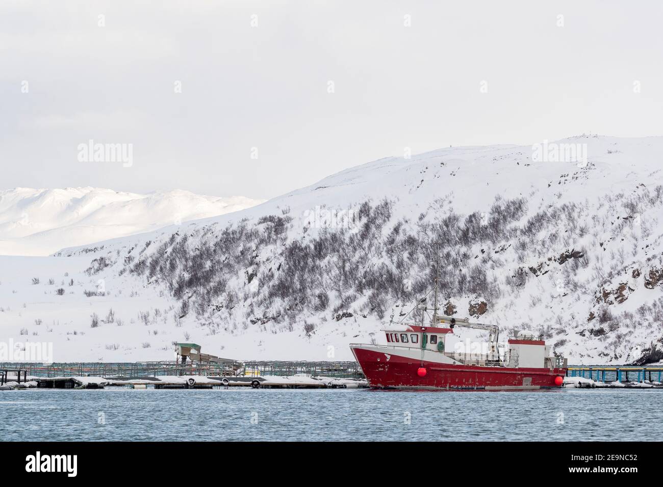 Blick auf ein Boot im Fjord im Winter, Batsfjord, Norwegen Stockfoto