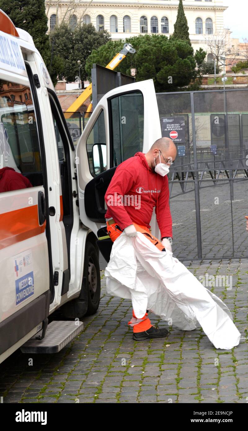 Roma, un operatore sanitario si presta a soccorrere un sospetto caso covid al Colosseo Stockfoto