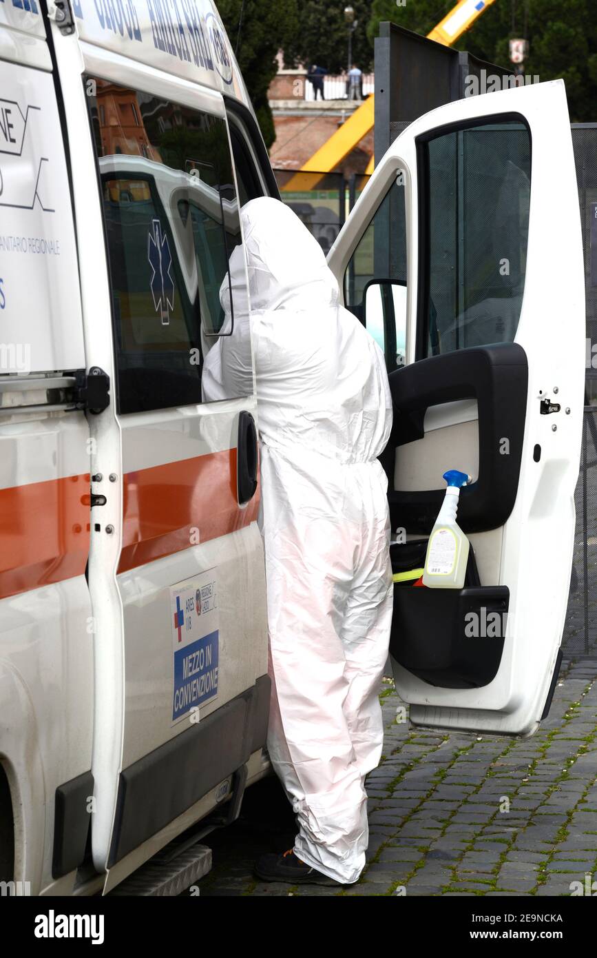 Roma, un operatore sanitario si presta a soccorrere un sospetto caso covid al Colosseo Stockfoto