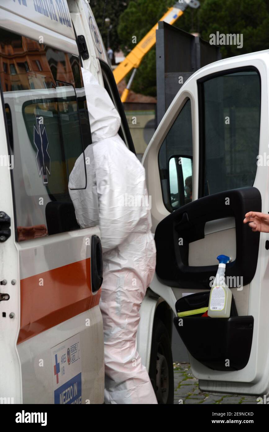 Roma, un operatore sanitario si presta a soccorrere un sospetto caso covid al Colosseo Stockfoto