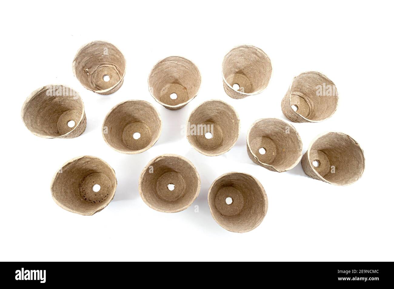 Horizontaler Schuss Blick nach unten auf zwölf leere Torftöpfe bereit für Frühjahr Pflanzung. Stockfoto