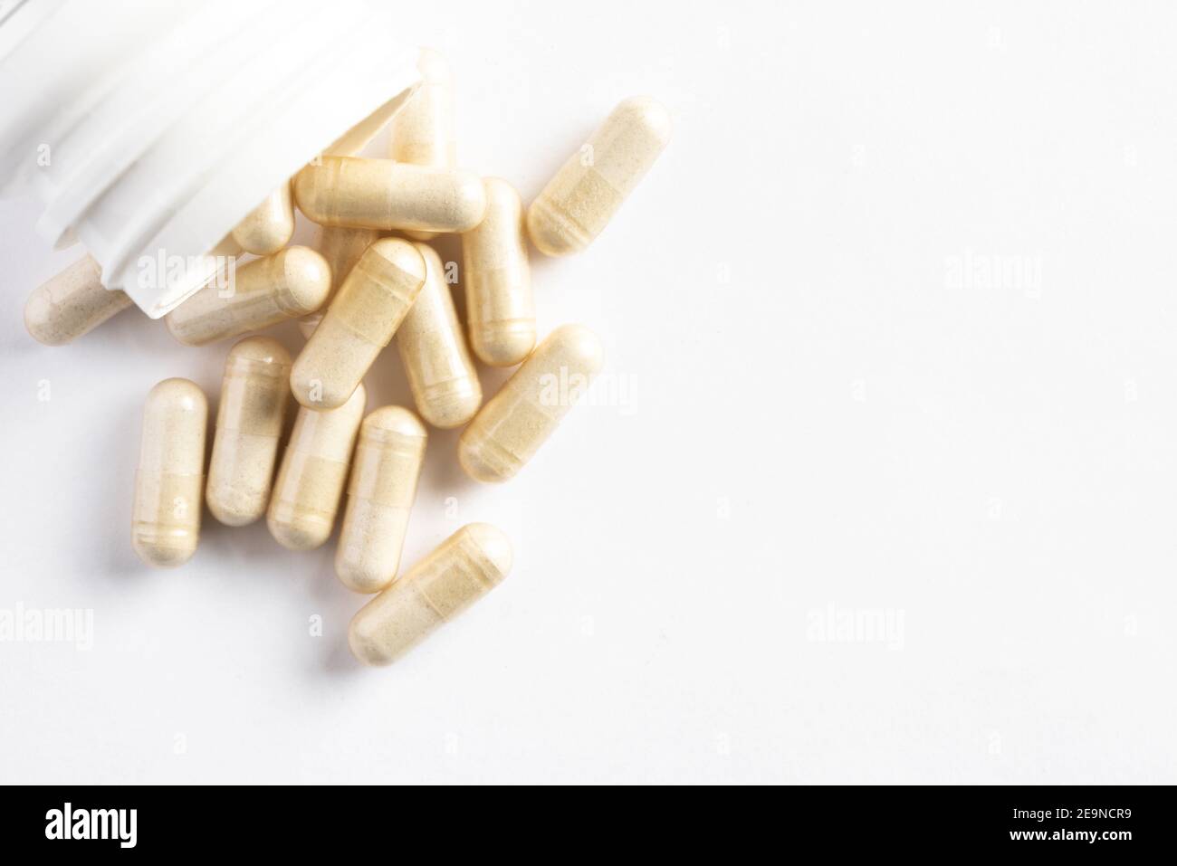 Probiotische Kapseln aus einer Flasche verschüttet Stockfoto