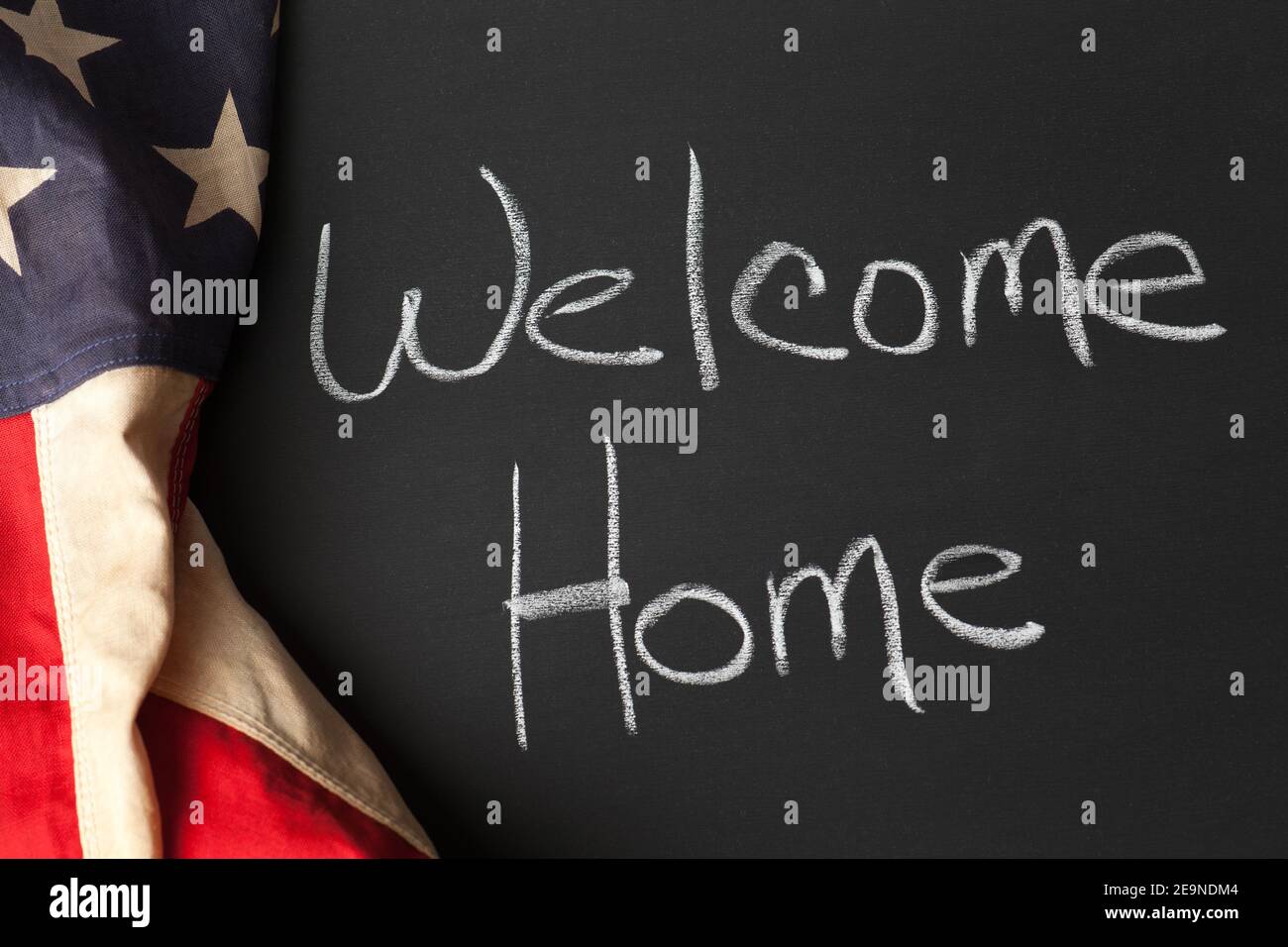 Willkommen zu Hause geschrieben auf einer Tafel mit Vintage amerikanischen Flagge Stockfoto