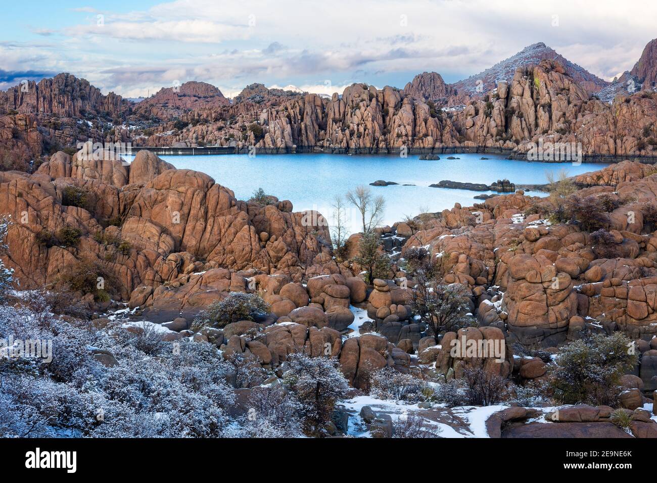 Malerische Winterlandschaft am Watson Lake und den Granite Dells mit Schnee in Prescott, Arizona Stockfoto