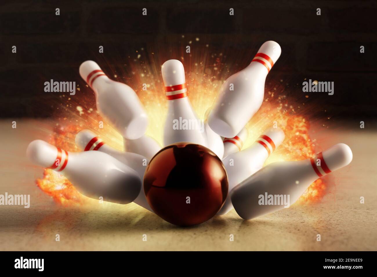 Bowlingschlag mit Feuerexplosion getroffen. Minimales Konzept von Erfolg und Gewinn. Stockfoto