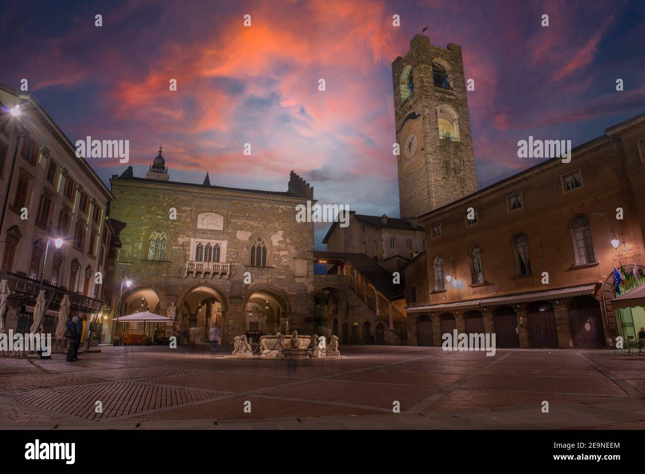 Der alte Platz im Zentrum der Oberstadt Von Bergamo Stockfoto