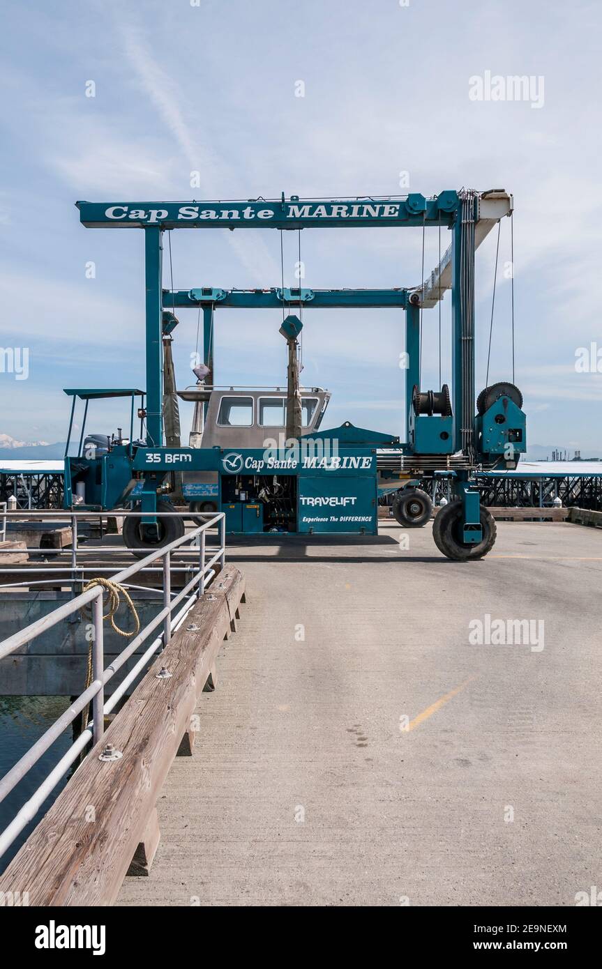 Ein fahrbares Aufzugsfahrzeug im Hafen von Anacortes, Washington. Cap Sante Marine Schriftzug auf der Seite des Geräts. Stockfoto