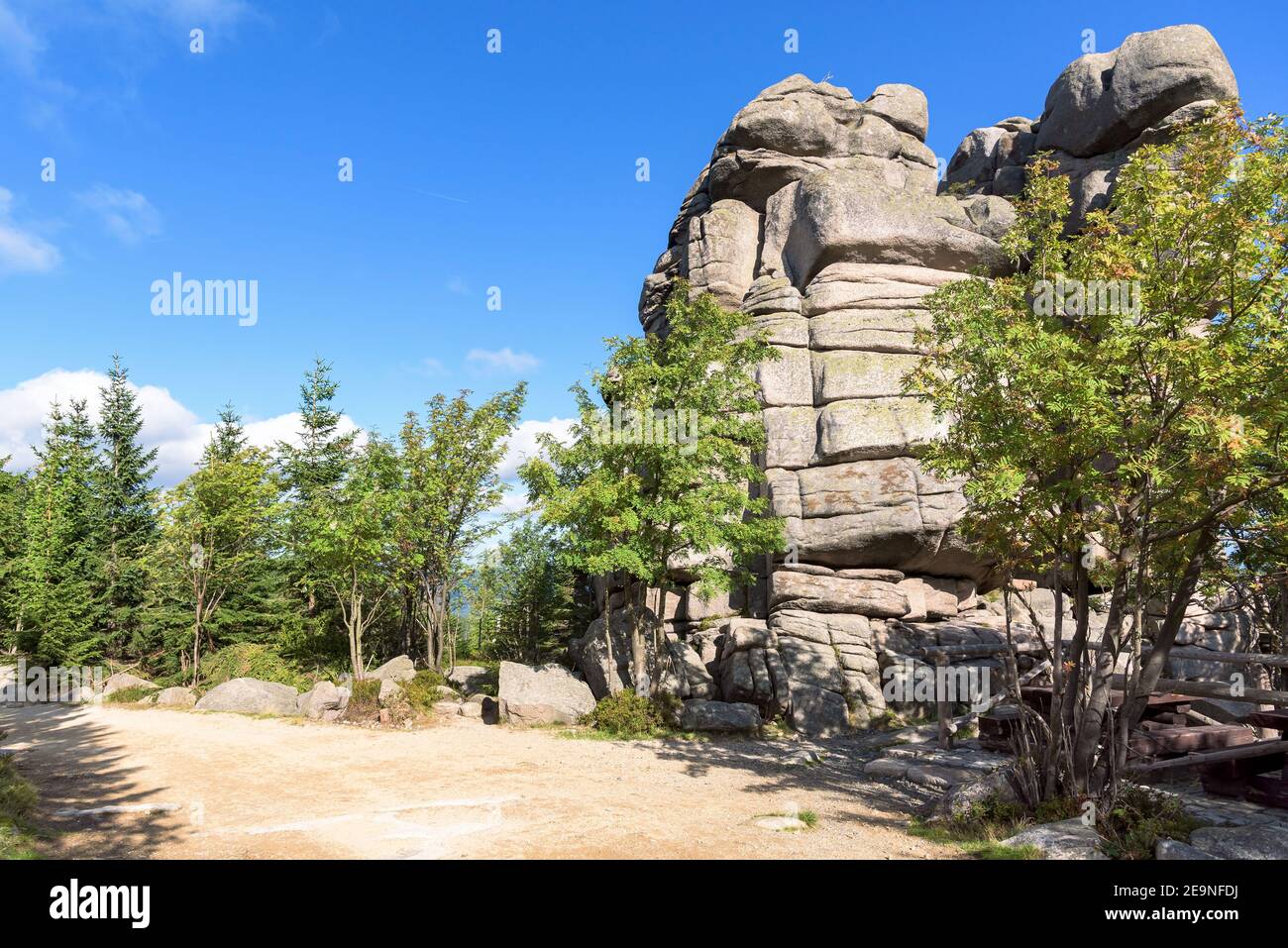 Felsformationen genannt Kuckuckfelsen auf dem Weg in zu Der Unterstand unter dem Berg Labski Szczyt in Karkonosze Stockfoto