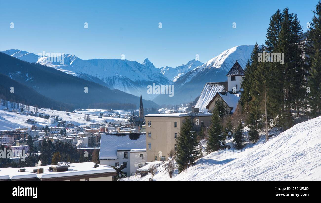 Davos Graubünden Schweiz. Höchste Stadt Europas, Winterlandschaft mit Blick auf die Alpen und Kirchturm Stockfoto