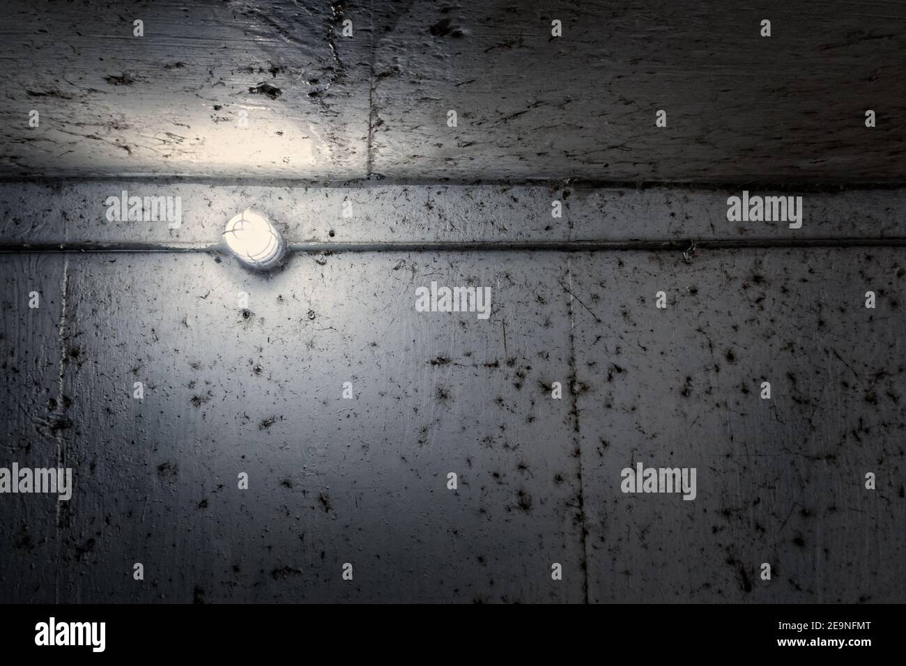 Schmutzige Elektrolampe in einem schmutzigen Tunnel mit Spinnweben Stockfoto