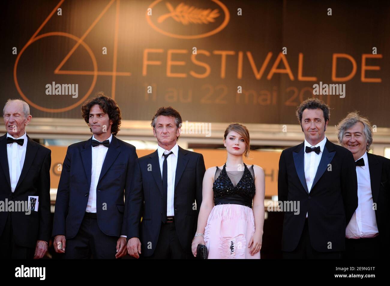 L R Heinz Lieven Liron Levo Sean Penn Eve Hewson Und Regisseur Paolo Sorrentino Kommen Zur Vorfuhrung Des Films This Must Be The Place Von Paolo Sorrentino Der Im Rahmen Der Internationalen Filmfestspiele
