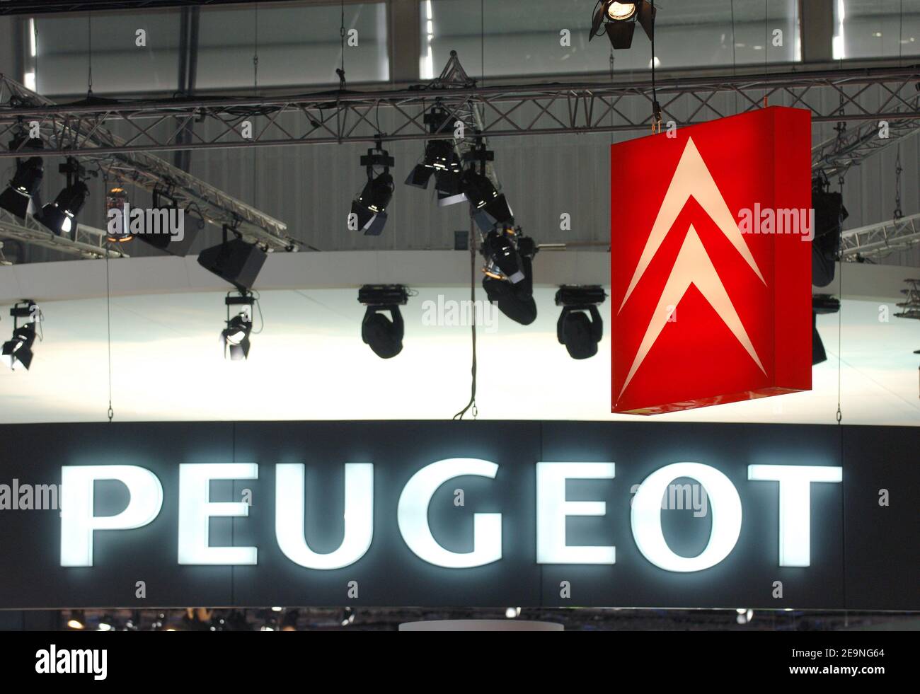 Allgemeine Ansicht der Logos von Peugeot und Citroen am ersten Tag, der am 30. September 2006 auf dem Internationalen Pariser Automobilsalon in Paris, Frankreich, für die Öffentlichkeit zugänglich war. Foto von Christophe Guibbaud/ABACAPRESS.COM Stockfoto