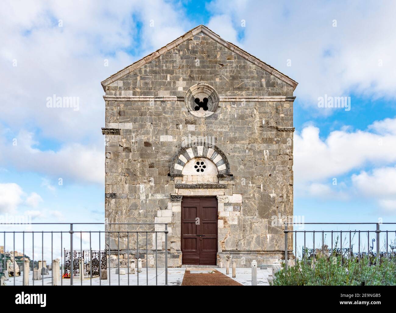 façade der romanischen 'Pieve di San Giovanni' (Kirche des heiligen Johannes) in Campiglia Marittima, Provinz Livorno, Toskana, Italien. Stockfoto