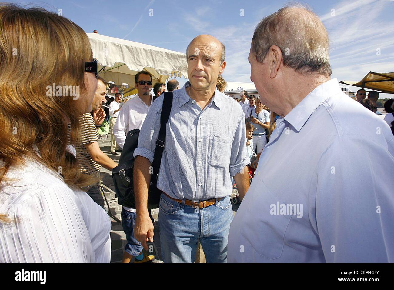 Der ehemalige Premierminister Alain Juppe ist mit seiner Frau Isabelle und seiner Tochter Clara am 1. Oktober 2006 in Bordeaux, Frankreich, am Fluss Garonne unterwegs. Der Bürgermeisterkandidat nimmt mit seinen Unterstützern, darunter auch der tatsächliche Bürgermeister von Bordeaux Hughes Martin, an einem Mittagessen auf einem Boot Teil. Umfragen für die Wahl am kommenden Sonntag geben Juppe Sieger mit 54 %. Foto von Patrick Bernard/ABACAPRESS.COM Stockfoto