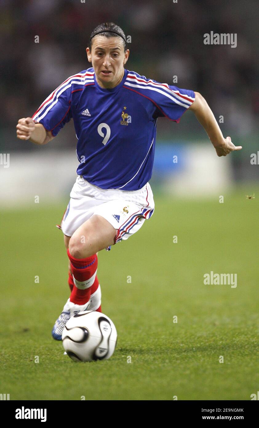 Die französische Marinette Pichon während des europäischen Qualifikationsspiels der Frauen für die China-Weltmeisterschaft 2007 am 30. September 2006 in Rennes, Frankreich. Das Spiel endete in einem Unentschieden von 1-1. Foto von Christian Liewig/ABACAPRESS.COM Stockfoto